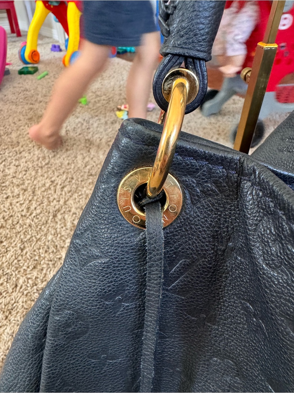 Louis Vuitton Artsy MM Empreinte Infini Purse - Picture 4 of 15